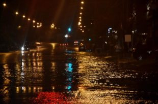 Calles anegadas y numerosos cortes de luz por la tormenta en Mar del Plata