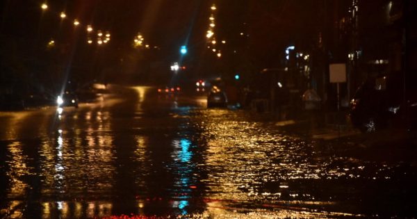 Calles anegadas y numerosos cortes de luz por la tormenta en Mar del Plata