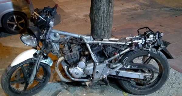 Un motociclista murió tras ser embestido por una camioneta