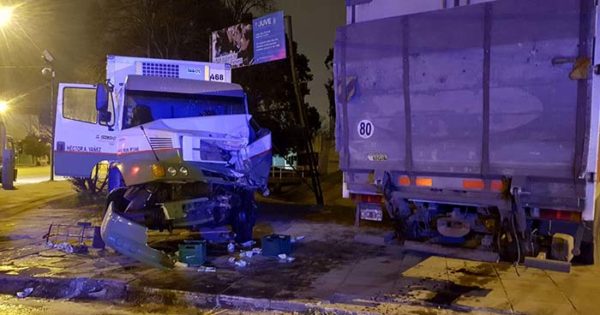 Violento choque entre dos camiones en Juan B. Justo y Canosa
