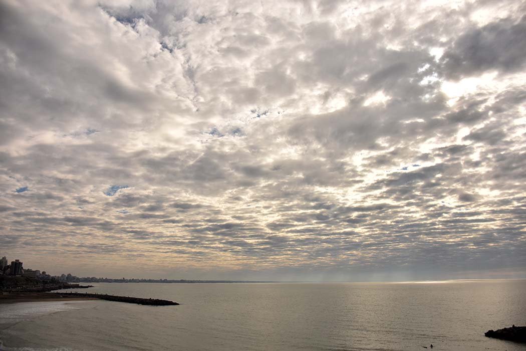 El tiempo en Mar del Plata: días con mucho frío y chaparrones