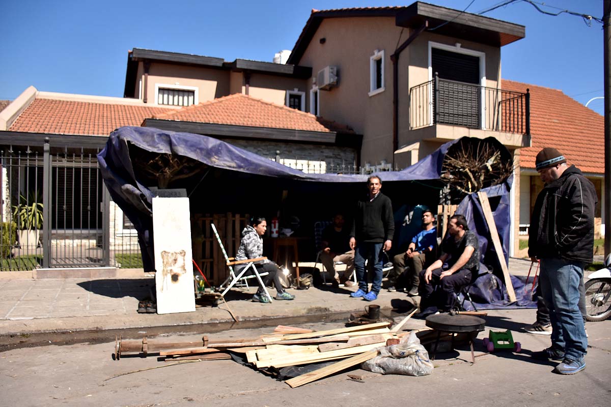 Puerto: los dejaron en la calle y acampan frente a la casa de su empleador