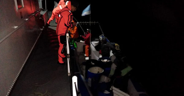 Rescatan en el mar a ocho personas que navegaban en un bote semirrígido