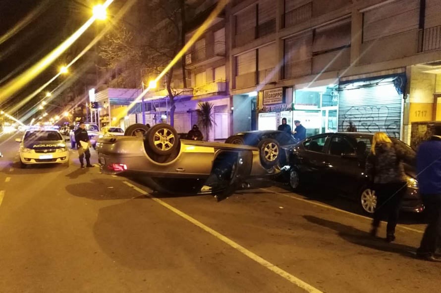 Un conductor borracho protagonizó un vuelco en plena avenida Colón