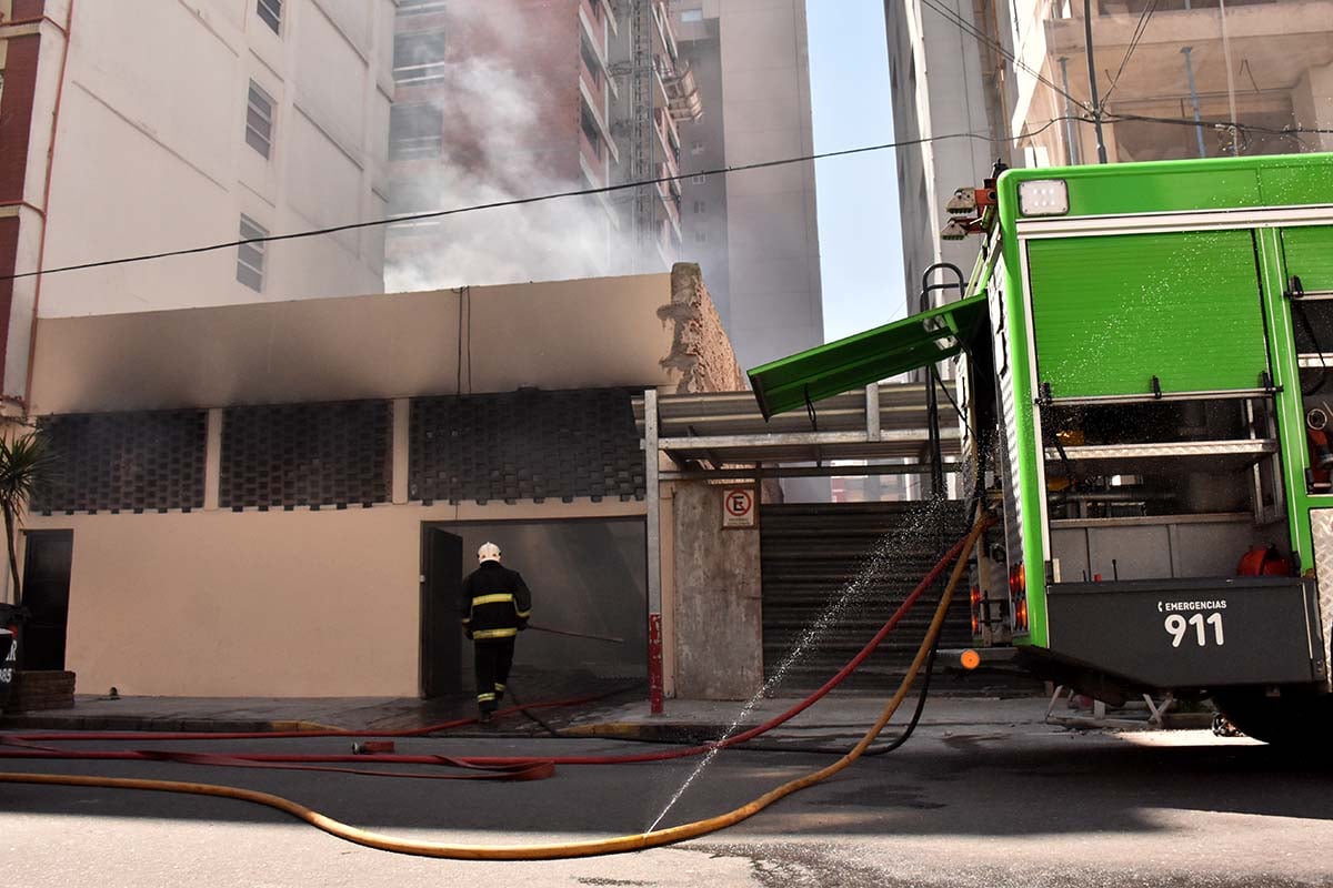 Incendio en la cochera de un hotel en el barrio La Perla