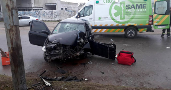 Un auto se estrelló contra una columna: tres jóvenes heridos