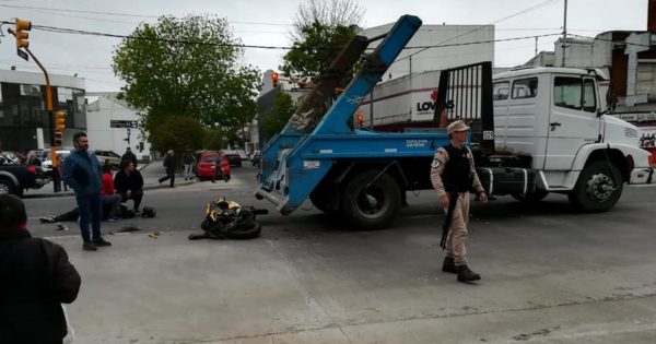 Chocó a un motociclista en plena avenida Independencia y se dio a la fuga