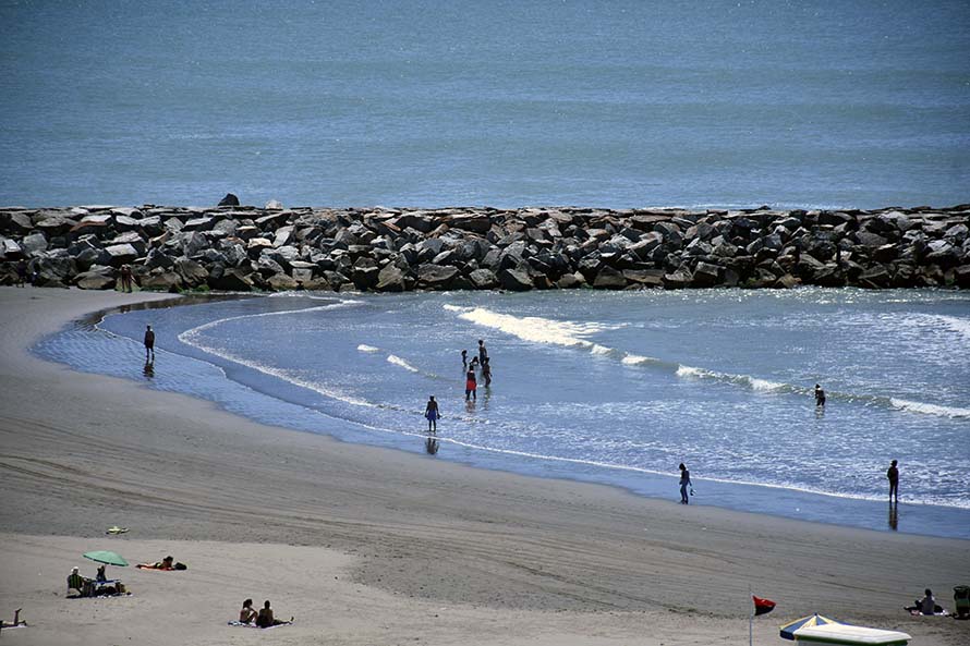 Temporada y covid: garantizan seguridad en el agua de consumo y bañabilidad en playas