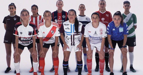 El fútbol femenino profesional se une al Día Contra la Violencia de Género