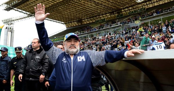 Proponen homenajear a Maradona con una estatua en inmediaciones del Minella