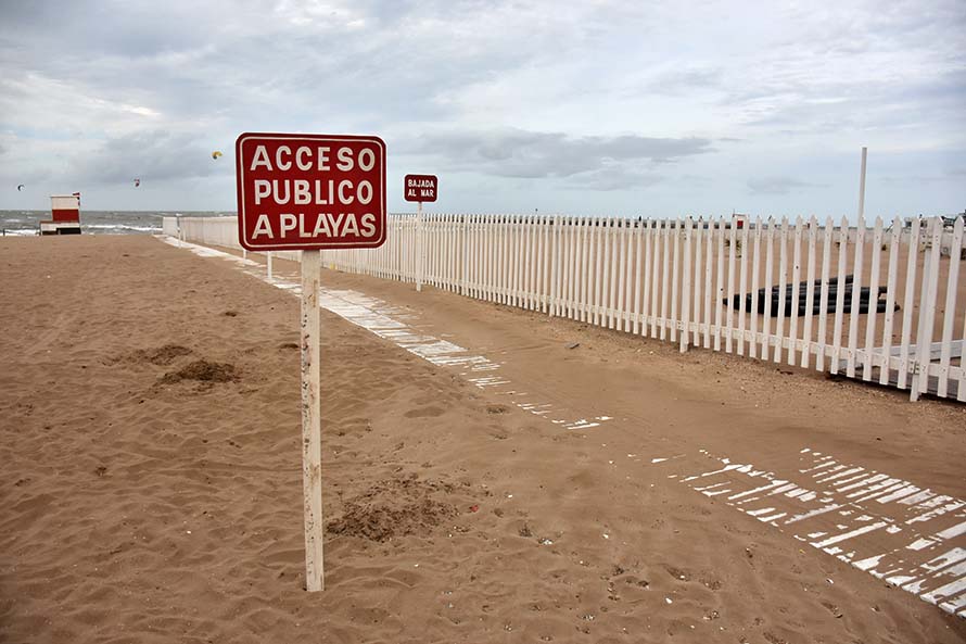 Paseo Hermitage: pese a la intimación del gobierno, la playa sigue cercada