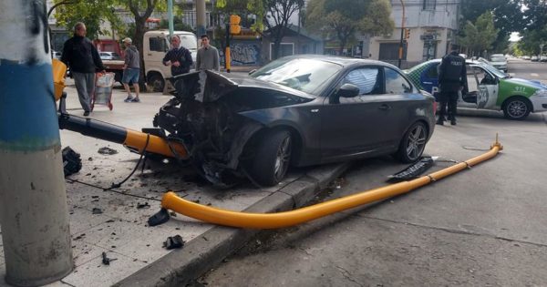 Un auto chocó y derribó un semáforo en Independencia y Formosa