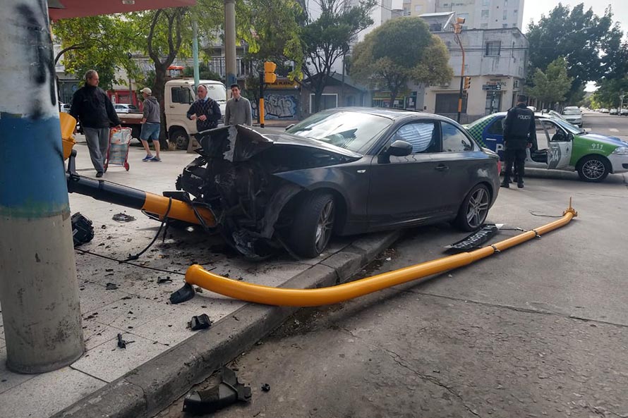 Un auto chocó y derribó un semáforo en Independencia y Formosa
