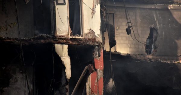Incendio en Torres y Liva: se mantiene el riesgo de derrumbe