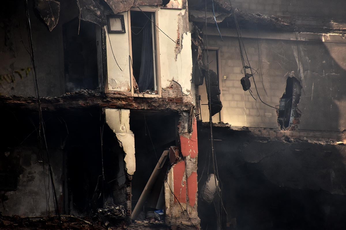Incendio en Torres y Liva: se mantiene el riesgo de derrumbe