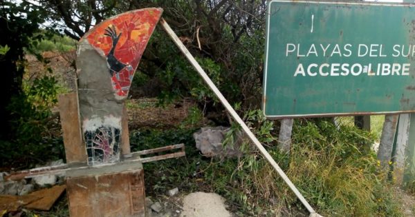 Luna Roja: una protesta para denunciar la “apropiación ilegal” de la playa pública