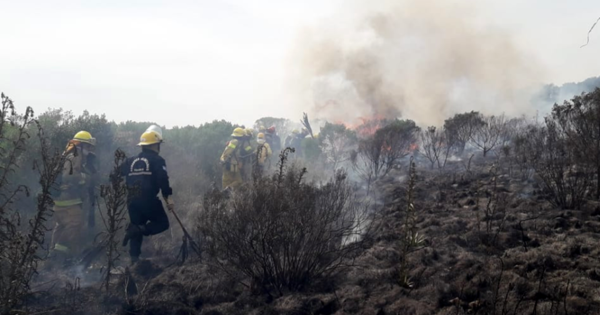 Continúan los trabajos para apagar el incendio en Sierra Valdez