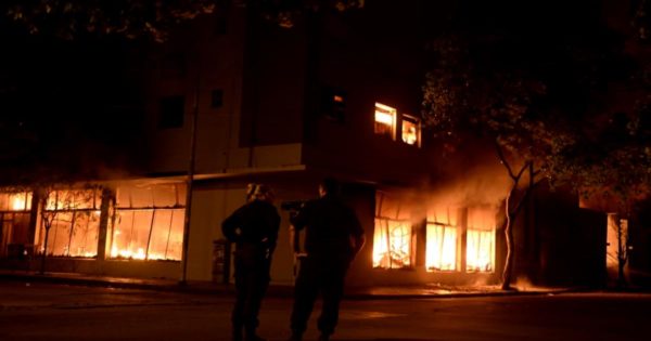 Impactante incendio en la distribuidora Torres y Liva: cien evacuados
