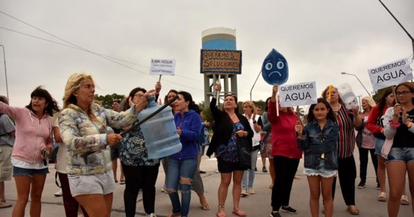 Vecinas de la zona sur buscan respuestas luego de tres días sin agua