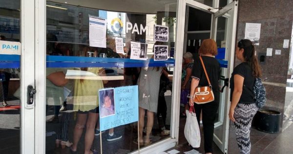 Una protesta en PAMI para pedir que investiguen al Hospital Español