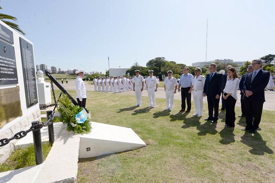 Rossi recorrió la Base Naval y se reúne con familiares del ARA San Juan