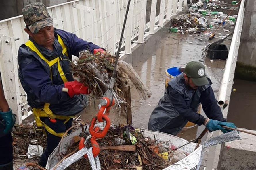 Plásticos, restos de poda y hasta cajones de pescado en los desagües pluviales