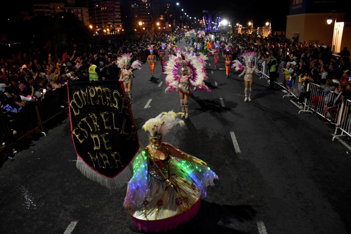 Carnaval en Mar del Plata: la lluvia no opacó el color del corso central