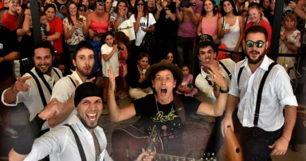 Coti sorprendió con un show en la Terminal de Mar del Plata
