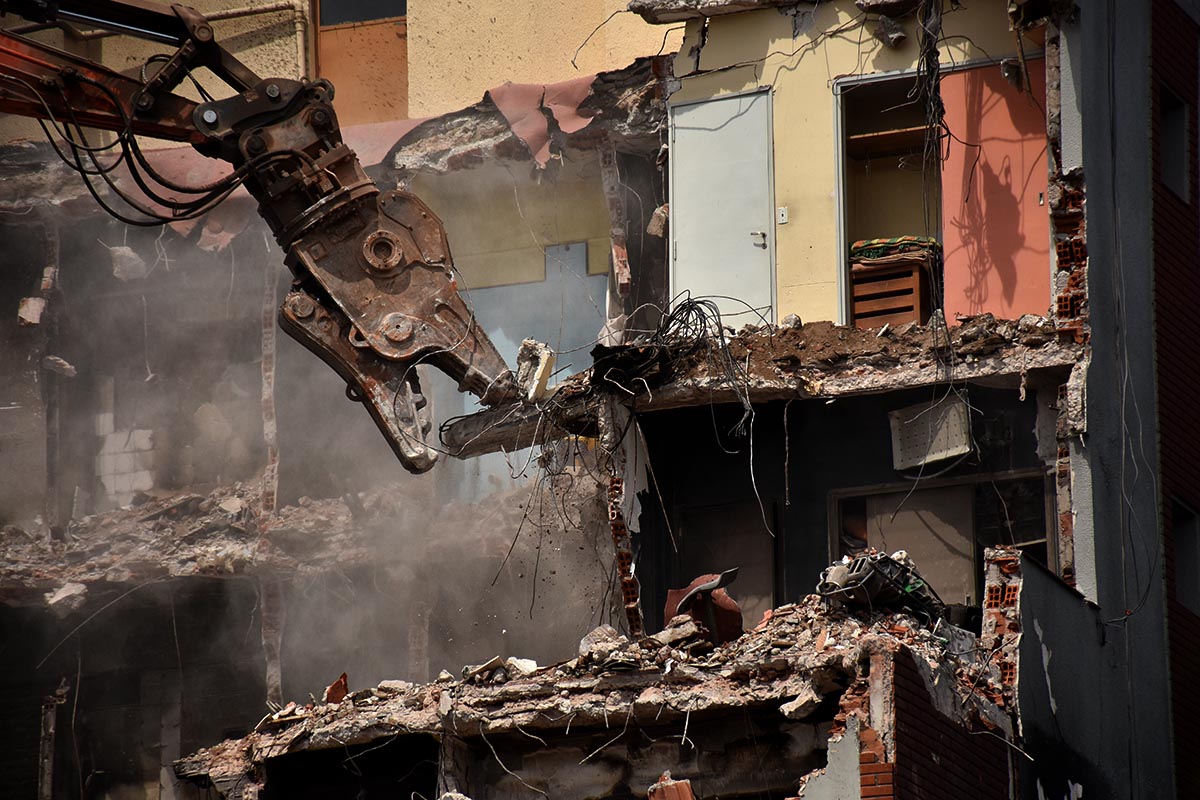 Torres y Liva: a 54 días del incendio, comenzó la demolición del edificio