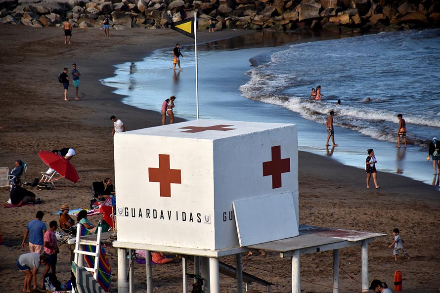 En medio de la municipalización, arranca el operativo de guardavidas en las playas