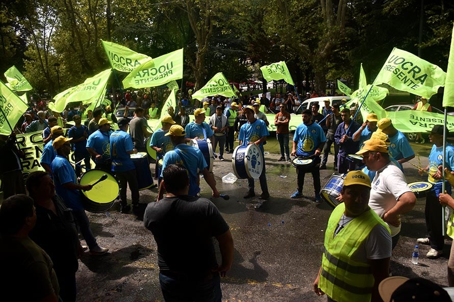 Obreros de la construcción reclamaron trabajo frente a la Municipalidad
