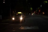 Falta de taxis: otra noche de largas esperas y reclamos por robos a choferes