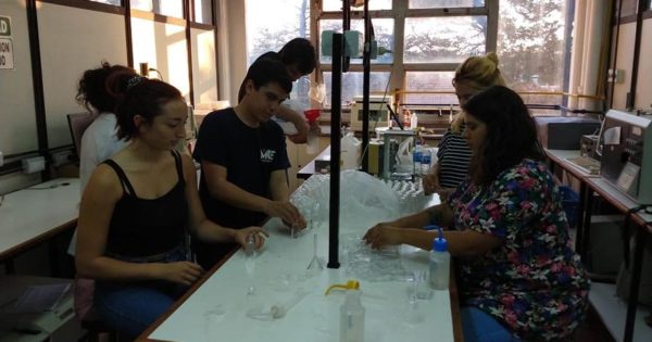Ante las escasez, estudiantes de la Universidad producen alcohol en gel