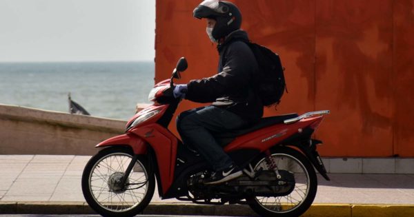 Buscan prohibir en Mar del Plata la venta de combustible a motociclistas sin casco