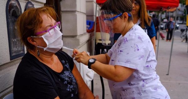 Vacuna antigripal: suspenden la vacunación de mayores de 65 años y la retomarán el lunes