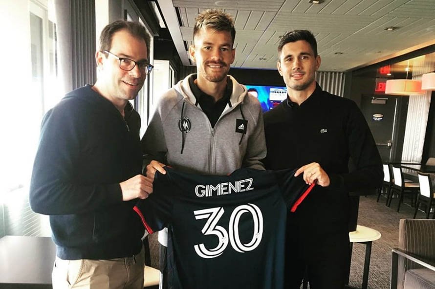Federico Almerares junto a Gastón Giménez y el director deportivo de Chicago Fire, Georg Heitz.
