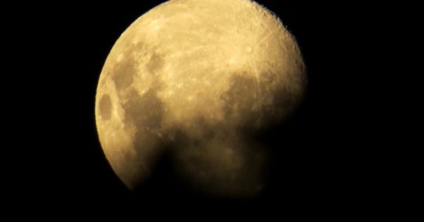 Así se vio la “superluna rosa” desde la costa de Mar del Plata