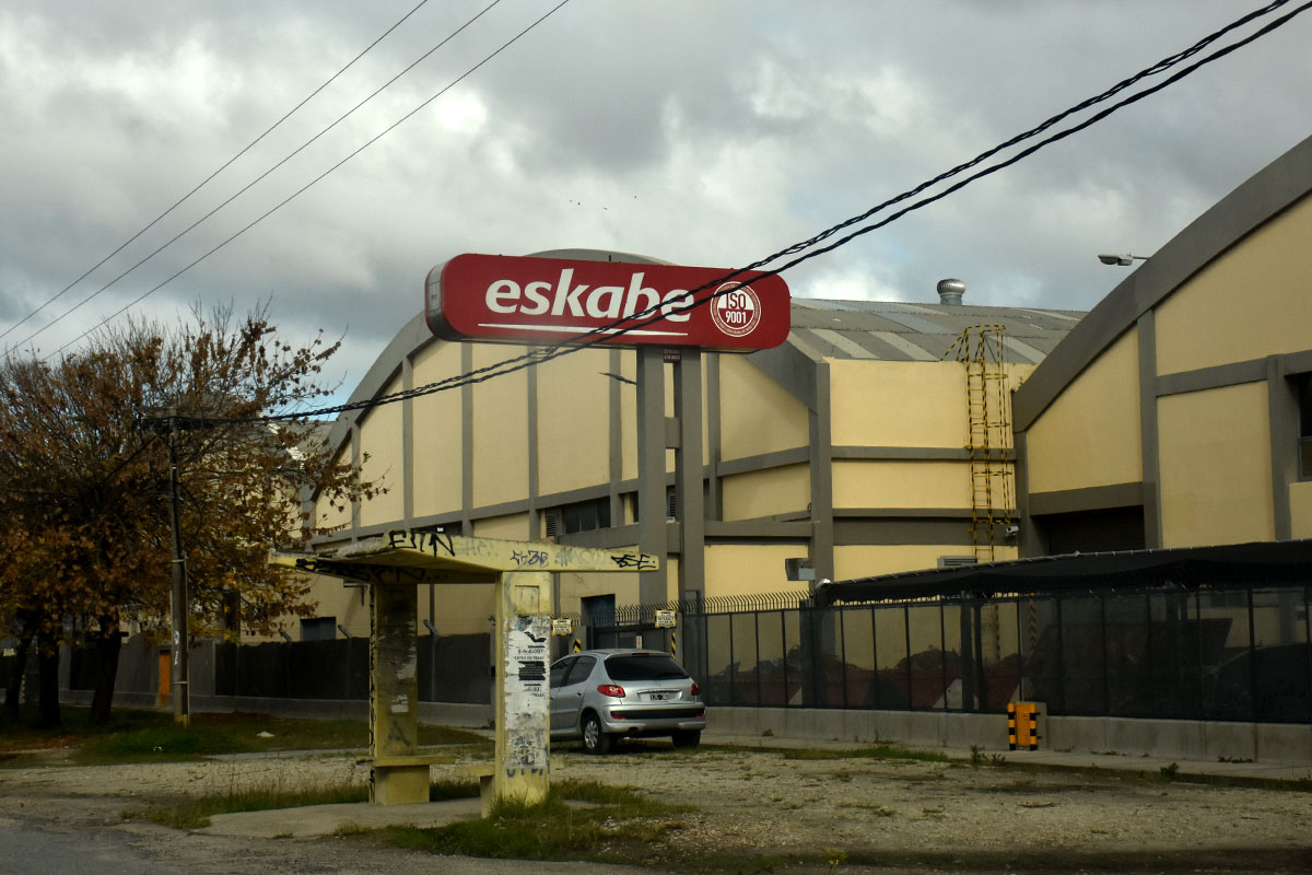 Conflicto en Eskabe: una negociación entre despidos y suspensiones