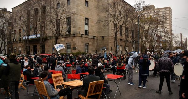 “Restaurante a cielo abierto” y protesta: gastronómicos piden reabrir en Mar del Plata