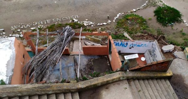 Los Acantilados: por la sudestada se derrumbó una escalera de la playa pública