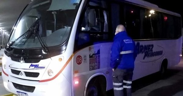 Retienen un minibus sin permiso en el ingreso a Mar del Plata