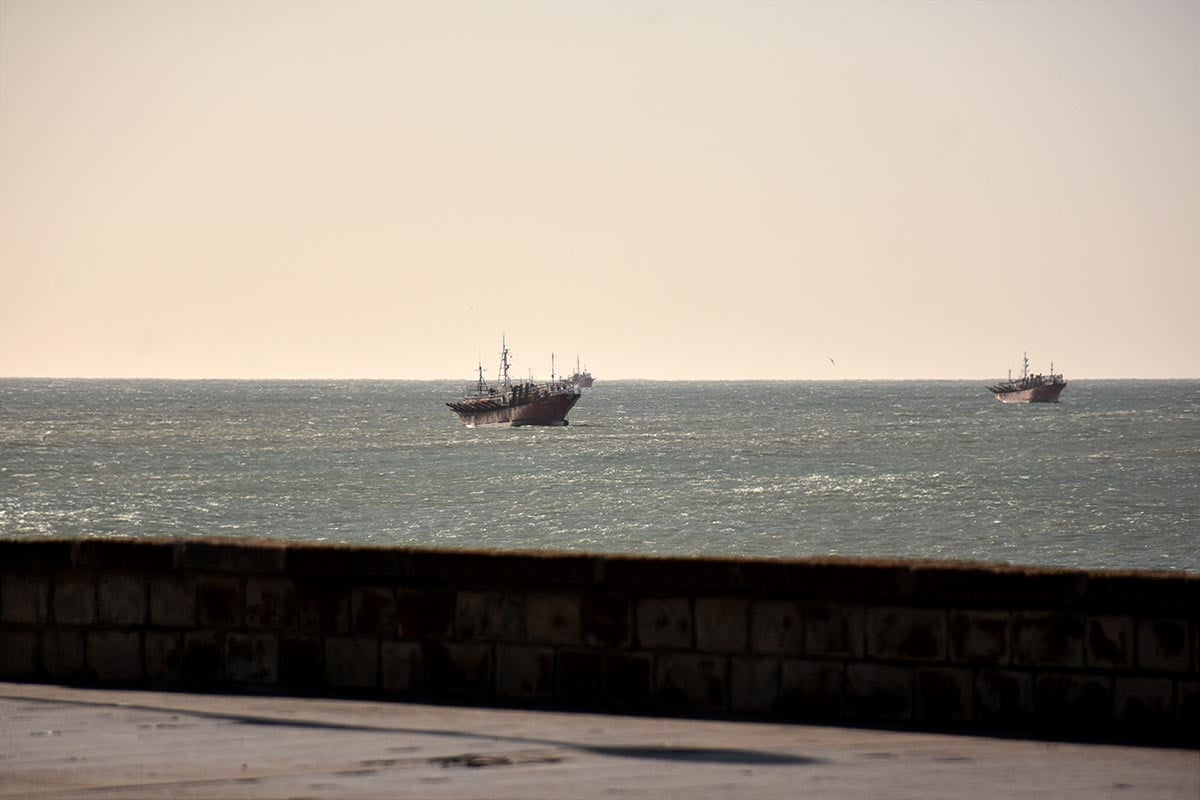 Por el alerta meteorológico, buques buscan resguardo en la costa de Mar del Plata