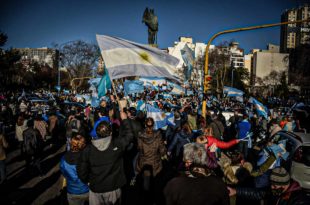 El “banderazo” opositor también tuvo su réplica en Mar del Plata