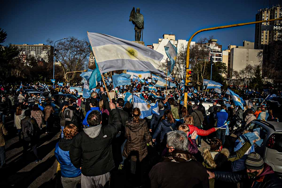 El “banderazo” opositor también tuvo su réplica en Mar del Plata