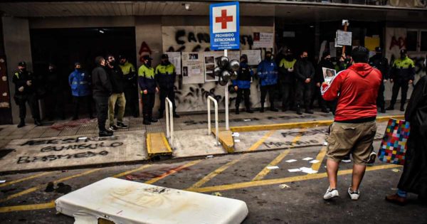 Nuevos reclamos, protesta y tensión frente al Hospital Español
