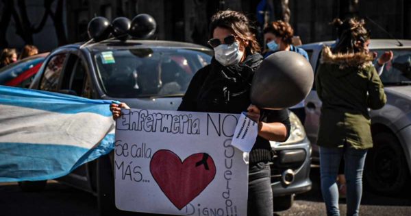 Protesta de enfermeros: abrazo solidario en el HIGA y caravana hasta el Municipio