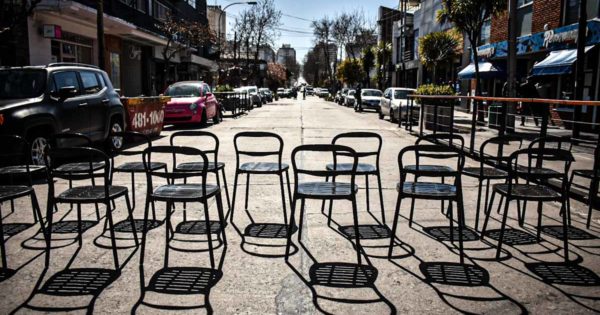 Con mesas en las calles, gastronómicos reclaman ayuda y la reapertura