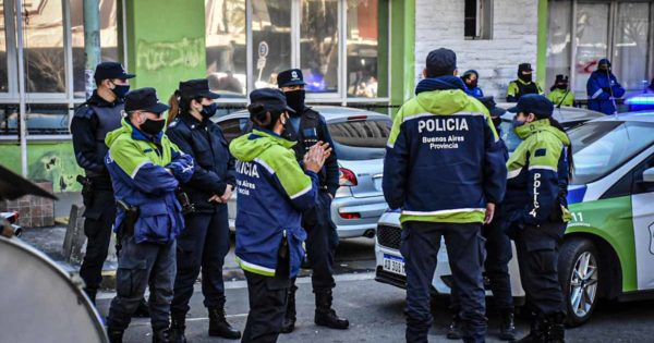 Policía Bonaerense: Kicillof anunció un salario inicial de $44 mil y suba de horas extras