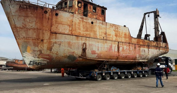 Puerto: removieron un buque que estuvo 35 años ocupando espacios operativos