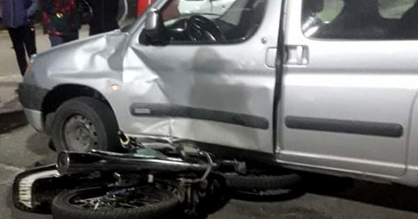 Un motociclista herido tras un choque con una camioneta